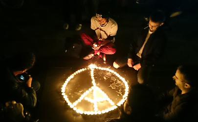 Parigi: vittime del terrorismo, accendiamo una&nbsp;candela