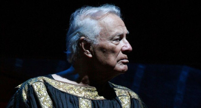 Tutti in piedi per Albertazzi: una lezione a chi fa solo polemiche