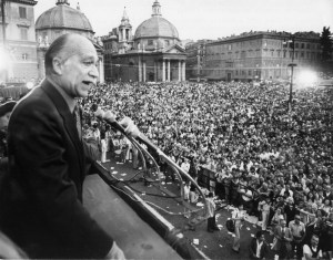 olycom - giorgio almirante - 17 GIUGNO 1976 ROMA, GIORGIO ALMIRANTE CHIUDE LA CAMPAGNA ELETTORALE CON UN DISCORSO DAVANTI AD UNA GRANDE FOLLA, POLITICO, POLITICA, COMIZIO, MICROFONO, MICROFONI, MSI, MOVIMENTO SOCIALE ITALIANO, ITALIA, ANNI 70, B/N