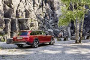 Mercedes-Benz E-Klasse All Terrain; Outdoor; 2016; Exterieur: designo hyazinthrot metallic // Mercedes-Benz E-Class All Terrain; outdoor; 2016; exterior: designo hyacinth red metallic