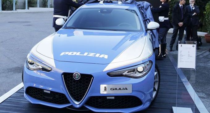 Prestigio, potenza e tricolore: Alfa e Polizia a braccetto
