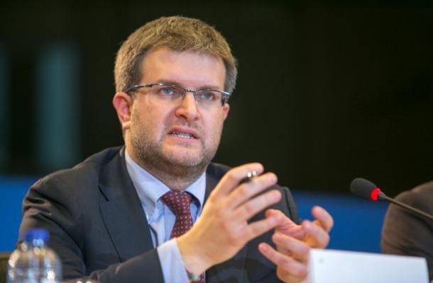 Famiglie arcobaleno, Fidanza (FdI): “La sinistra vuole una legge? La presenti”