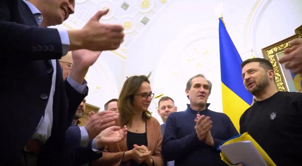 Menia a Zelensky: “Kiev oggi è un simbolo di libertà”