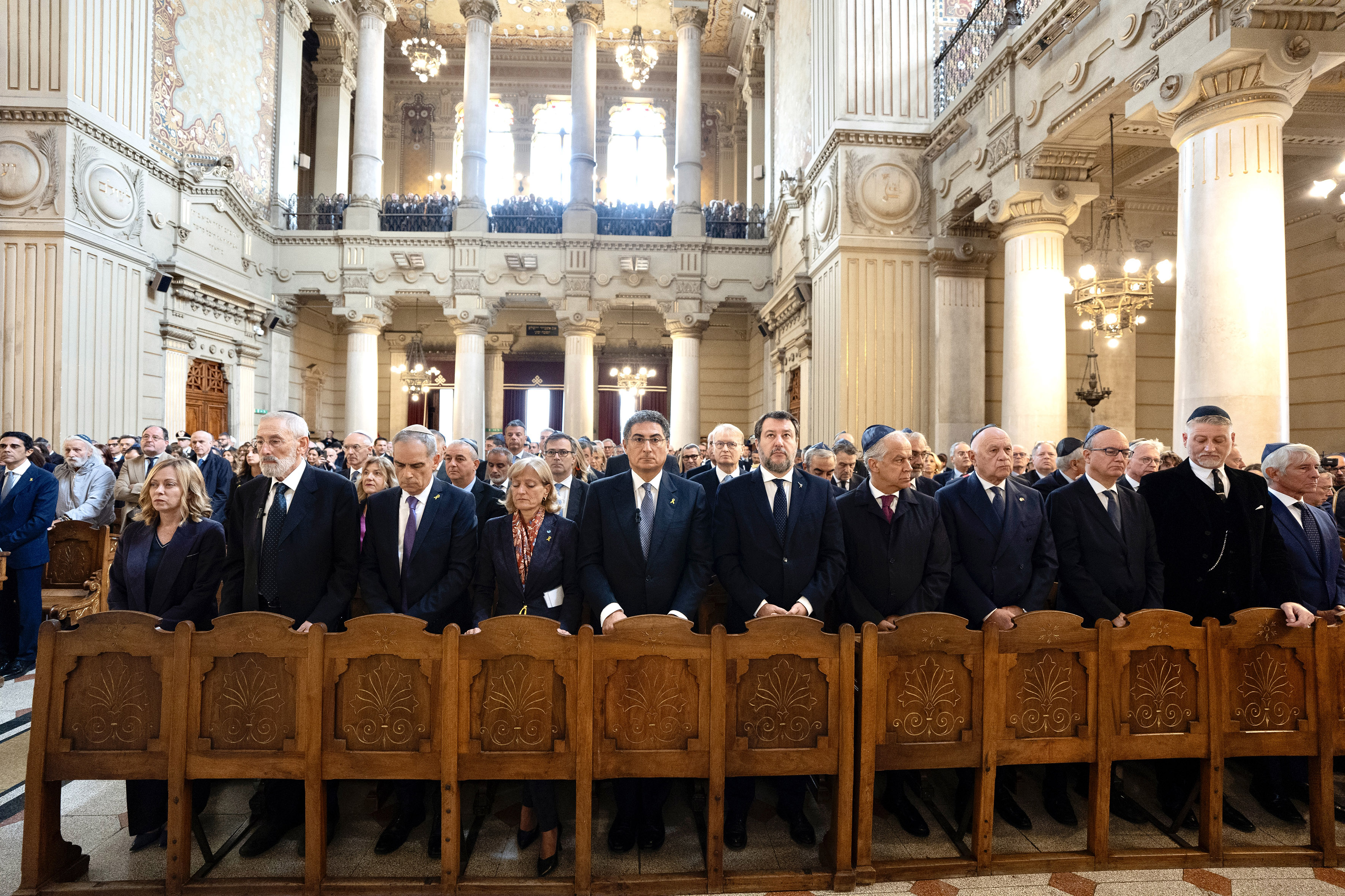 Reticenza uguale antisemitismo: la bussola di Meloni (in visita alla Sinagoga)