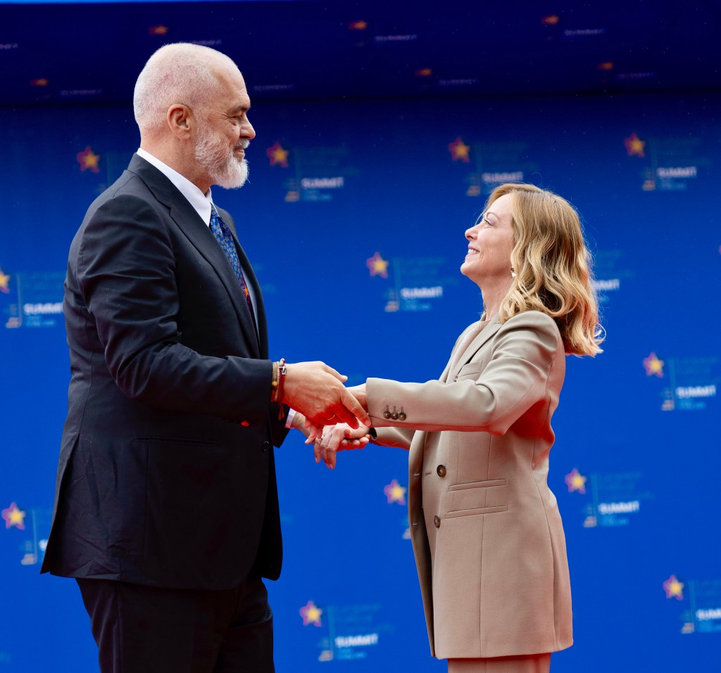 RETURN HUBS: PERCHE’ IL MODELLO ALBANIA E’ VINCENTE. MELONI ALLA CONFERENZA INTERNAZIONALE SUI&nbsp;MIGRANTI