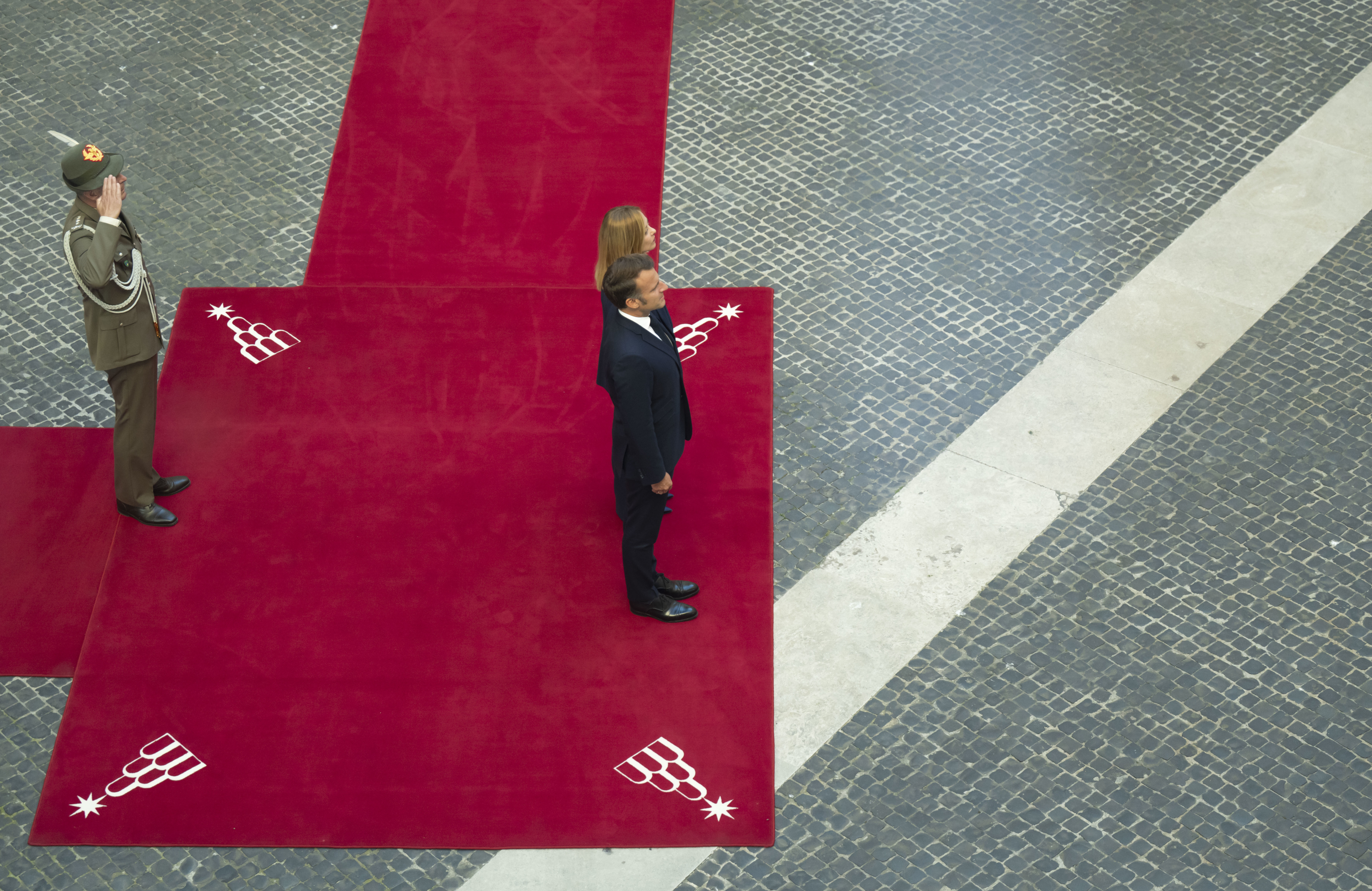 MACRON COME CONTE (ANTONIO): PIANGE PERCHE’ SA CHE PERDE