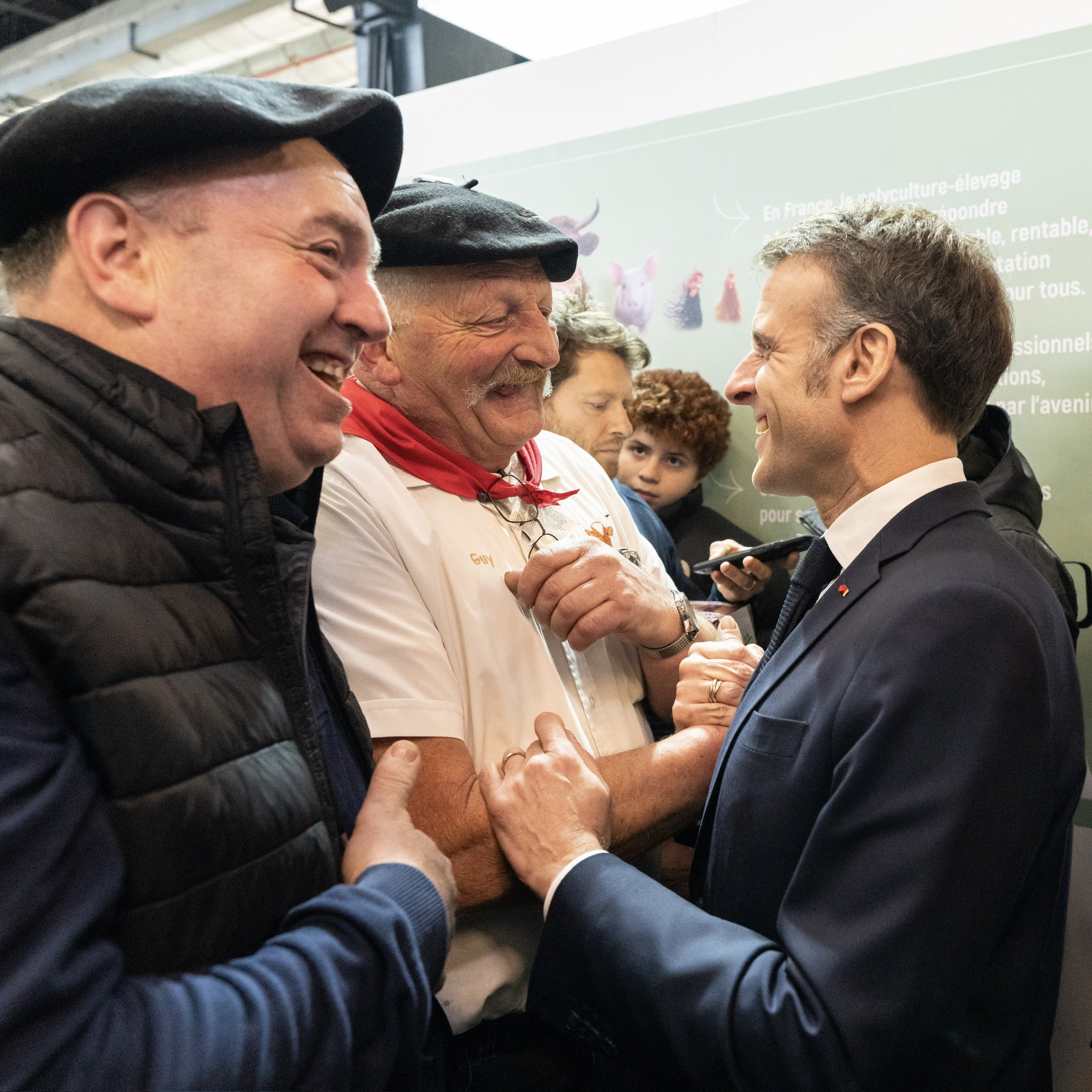 TUTTI GIU’ DAL CARRO DI MACRON, ORMAI E’ FUGA